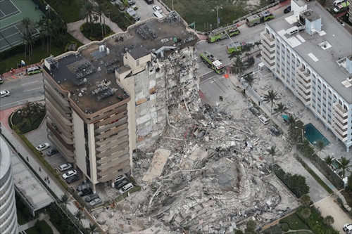 Un fallecido y cerca de un centenar de desaparecidos en el derrumbe de un edificio en Miami