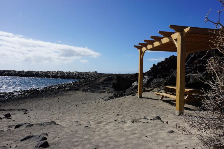 La ULL identifica la playa de El Hierro de Arenas Blancas como un nuevo punto negro de llegada de plásticos