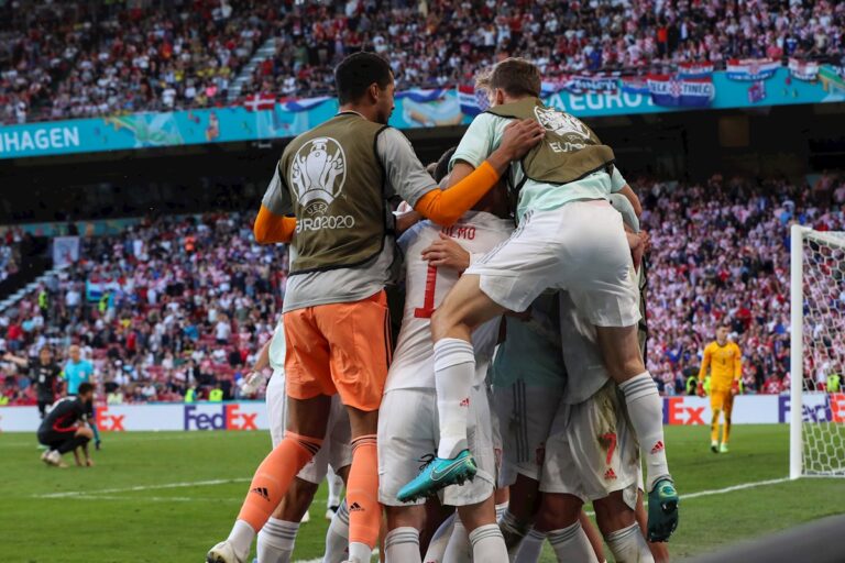 Morata y Oyarzábal meten a España en cuartos con dos goles en la prórroga