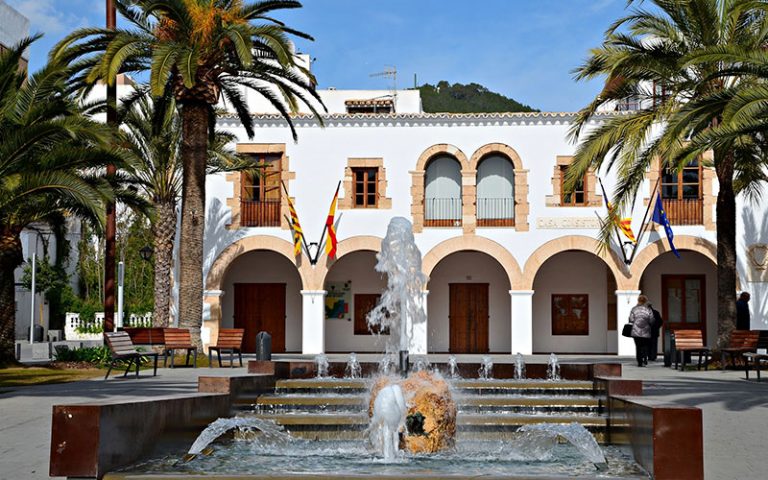 Mueren dos jóvenes de 22 y 26 años precipitados de un cuarto piso en Ibiza