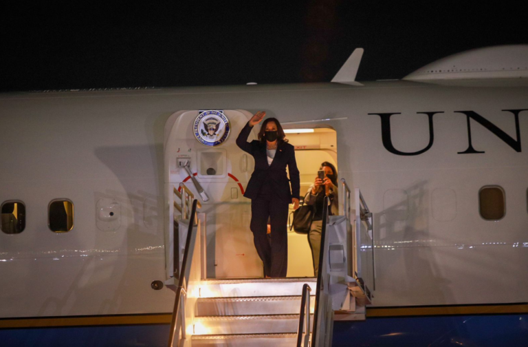 Harris aterriza en México y busca trabajar en el desarrollo de alianzas para «asegurar fronteras»