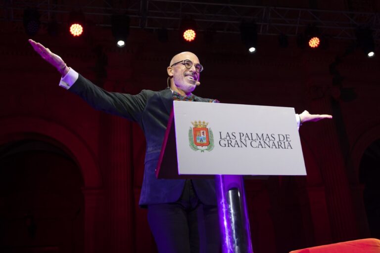 «La ciudad y la radio», un emocionante homenaje que dedica Kiko Barroso Gil a sus compañeros y al medio