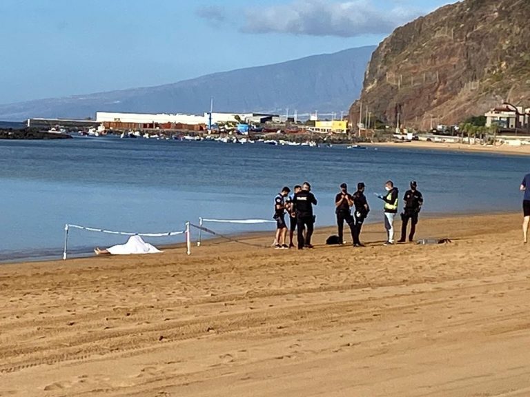 Hallan el cadáver de un hombre flotando en la playa de Las Teresitas