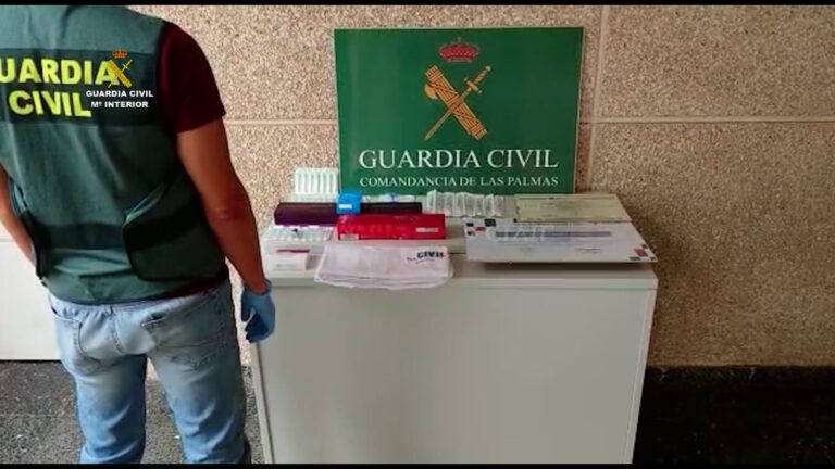 Investigan a dos personas por pasarse por médico en un centro de belleza