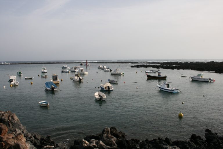 Localizan un cuarto cadáver de la neumática que naufragó en Lanzarote