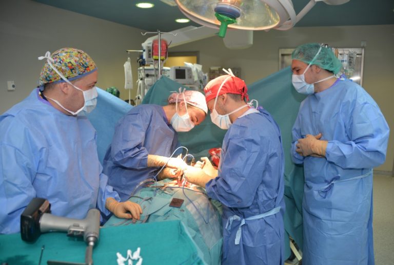 El Materno realiza la primera intervención con sistema de impresión 3D en columna vertebral