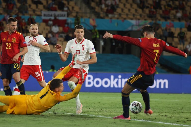 1-1. Lewandowski y el poste frustran a España