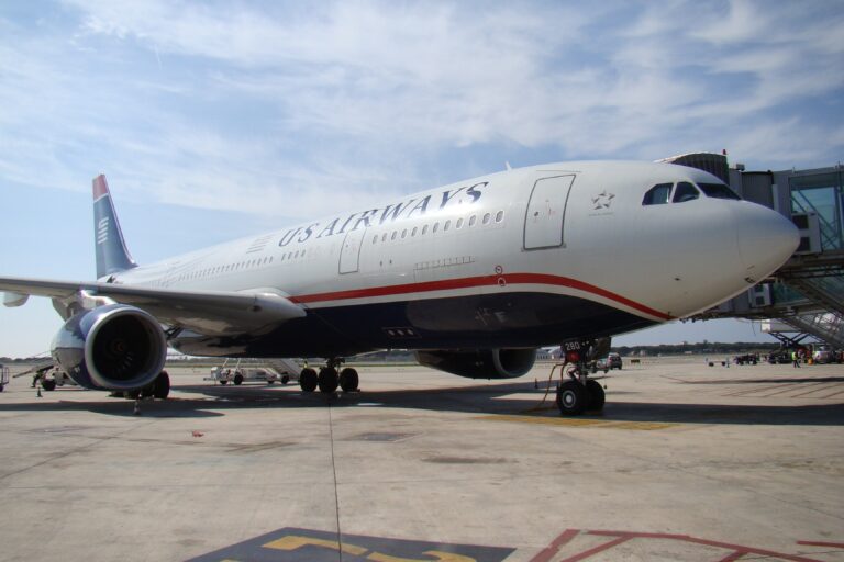 Estados Unidos flexibiliza recomendaciones de viajes a más de 30 países como España