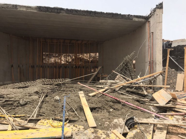 Cuatro trabajadores heridos graves al desplomarse un forjado en Lanzarote
