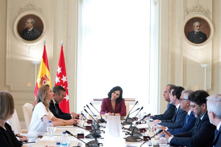 El Gobierno de Ayuso arranca con concesiones a Vox en Telemadrid y leyes LGTB