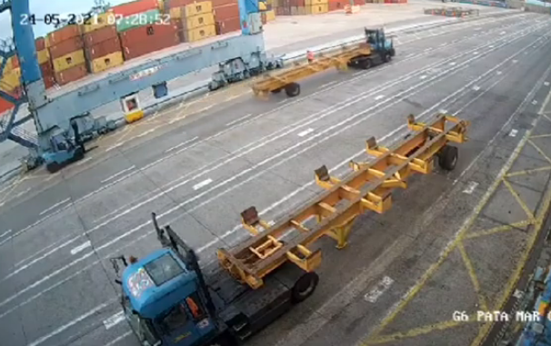 Susto al caer varios contenedores en el Puerto de La Luz