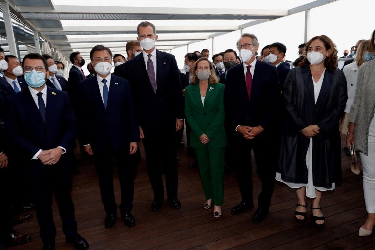 Aragonès no recibe al rey, pero conversa con él junto al presidente coreano