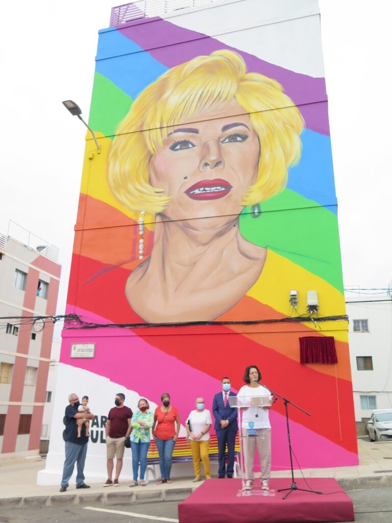 La viceconsejera de Igualdad y Diversidad, Sylvia Jaén, inauguró el mural homenaje al transformista desaparecido este año, Xayo, en Santa María de Guía