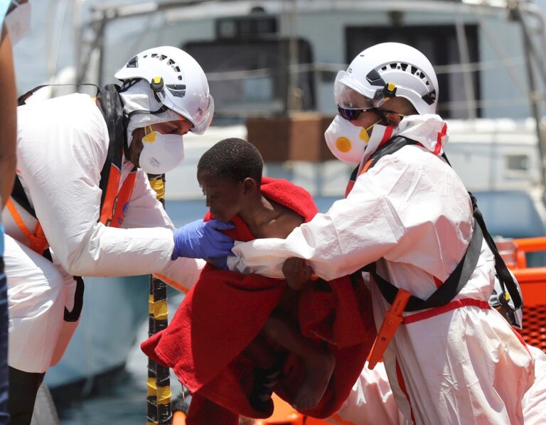Avistan tres embarcaciones con 155 migrantes cerca de las islas en las últimas horas