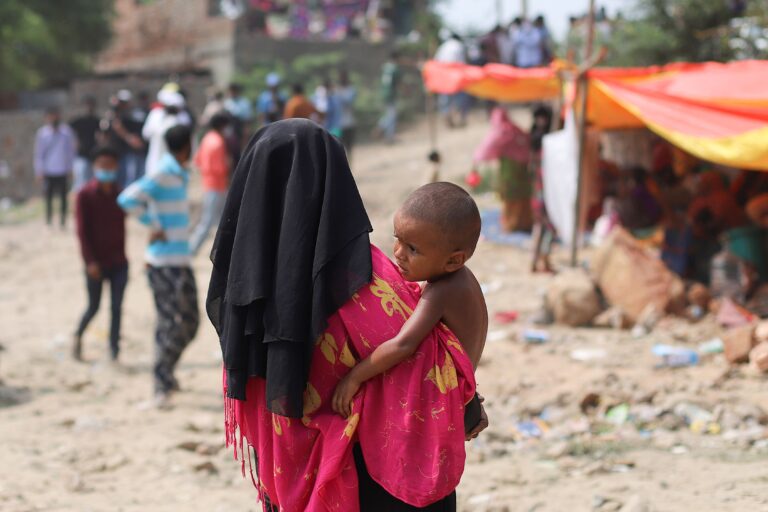 Más de 82 millones de personas viven fuera de sus hogares en todo el mundo, una cifra récord