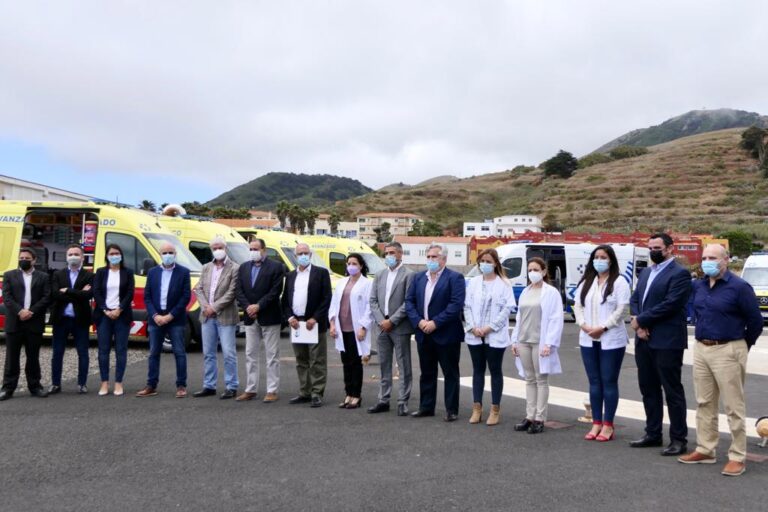 Sanidad presenta las nuevas ambulancias de El Hierro