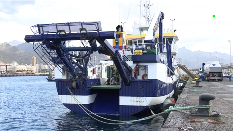El buque Ángeles Alvariño permanecerá en Tenerife para continuar con la búsqueda