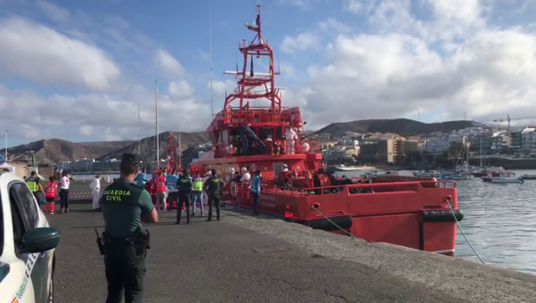 Salvamento rescata a 16 mujeres y a un bebé en una nueva patera a 203 kilómetros de Gran Canaria