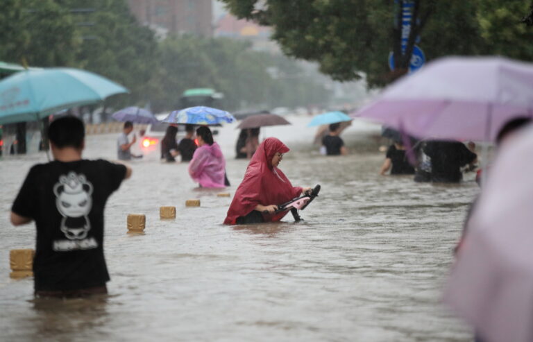 Al menos doce muertos por las inundaciones en la provincia china de Henan