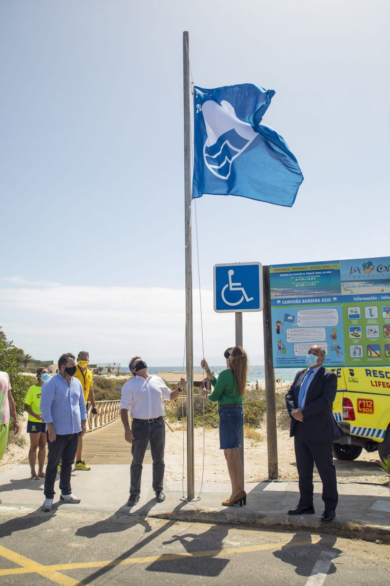 Las playas de La Oliva izan sus tres banderas azules dos años después