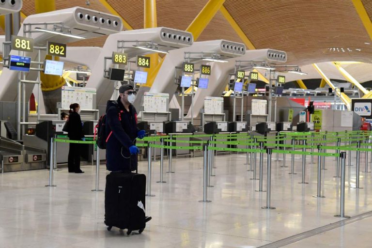 Los viajeros de Argentina, Colombia y Bolivia deberán guardar cuarentena a su llegada a España