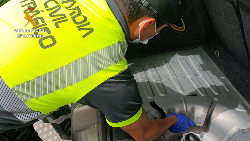 Detenidos cocaína fondo coche