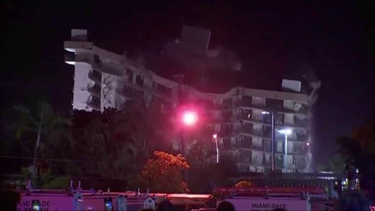 Derriban la parte que aún quedaba en pie del edificio colapsado de Miami