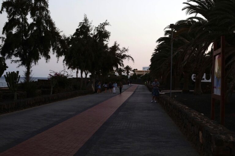 El paseo marítimo de Costa Teguise se queda sin luz por un robo