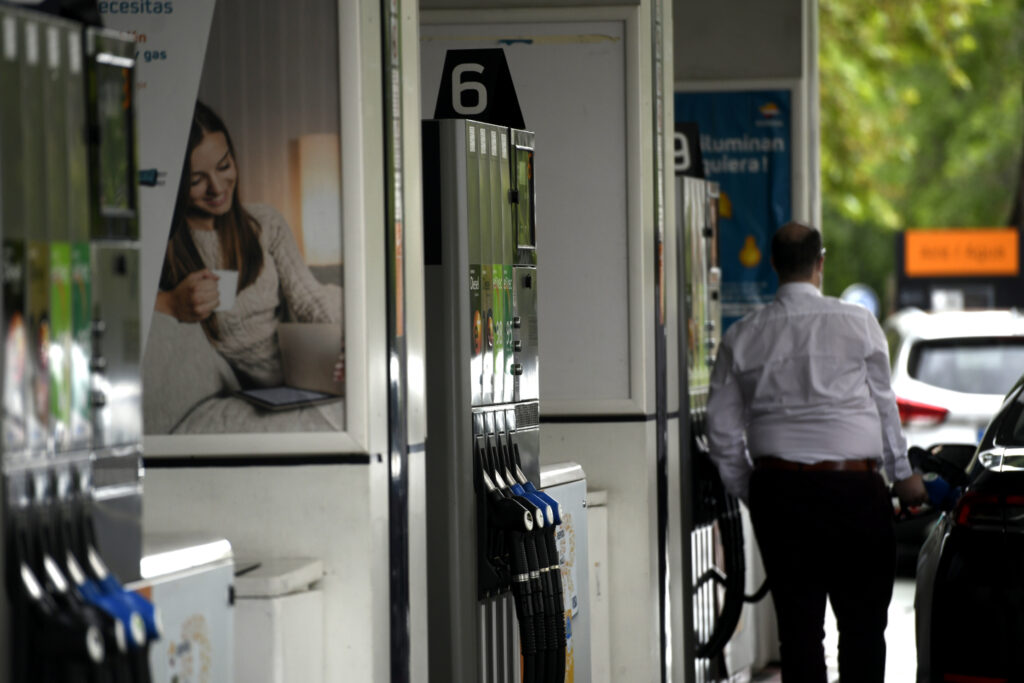 La gasolina y el gasóleo bajan más de un 10 % en la última semana