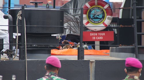 Al menos 15 muertos tras la desaparición de 18 barcos por el fuerte oleaje en Indonesia
