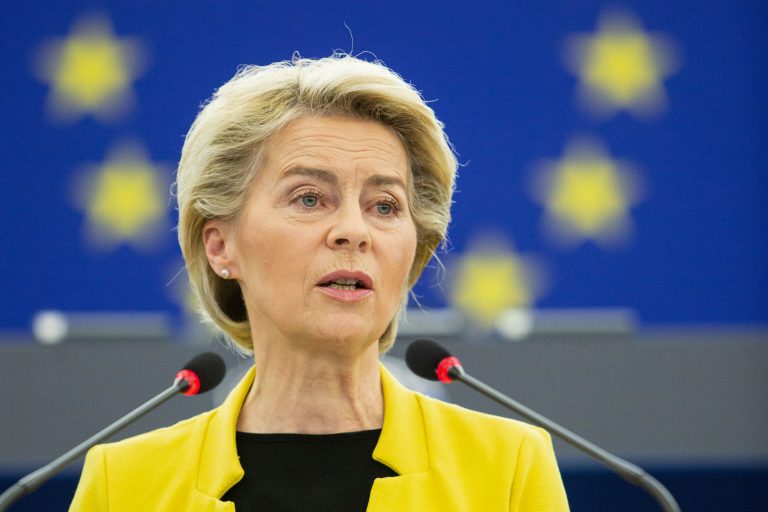 La UE asegura que hay dosis para vacunar por completo al 70 por ciento de los adultos este mes