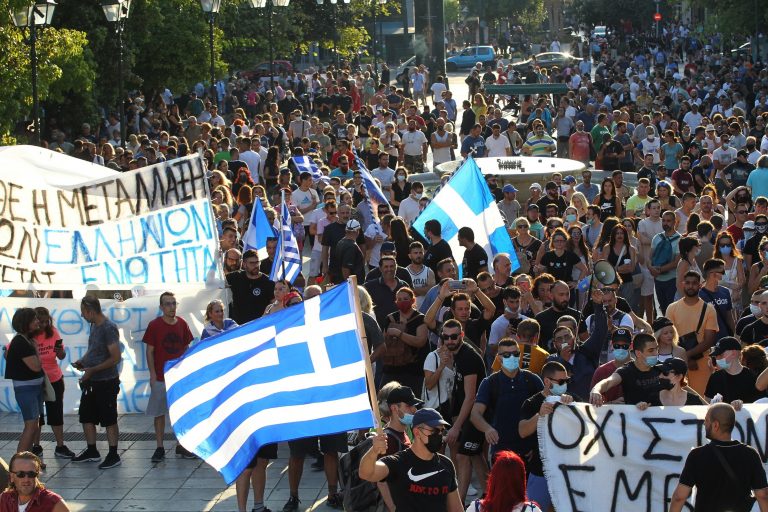 Miles de personas protestan en rechazo a la vacuna contra la COVID-19 en Grecia