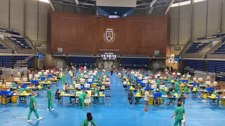 Canarias ya ha vacunado al 80,06% de la población diana al menos con una dosis