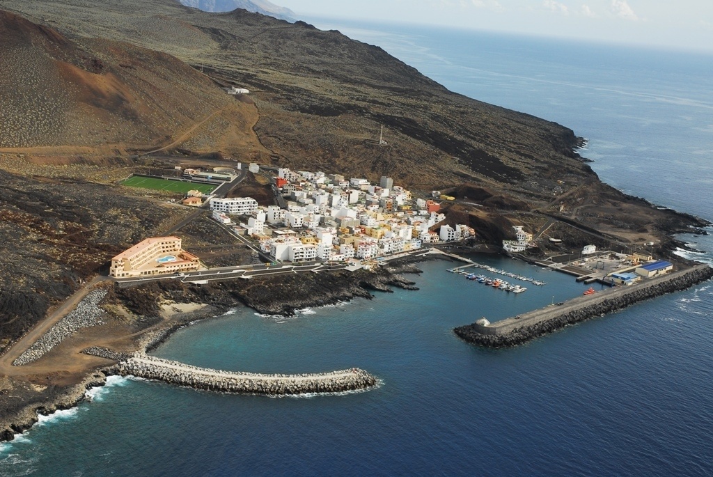 Llega un cayuco a El Hierro y rescatan otro a siete millas de la costa