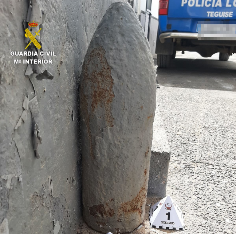 Realizan una voladura controlada en La Graciosa de un proyectil con 14 kilos de TNT