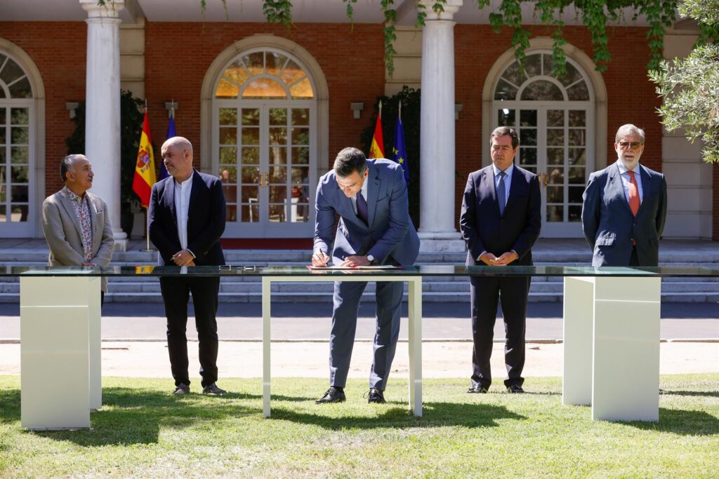 Sánchez firma con patronal y sindicatos el acuerdo para la reforma pensiones