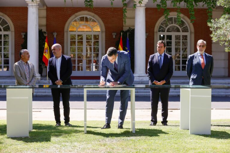 Sánchez firma con patronal y sindicatos el acuerdo para la reforma de las pensiones