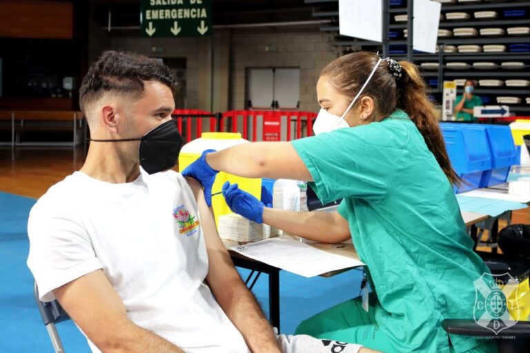 Los jugadores del CD Tenerife se vacunan contra la Covid-19