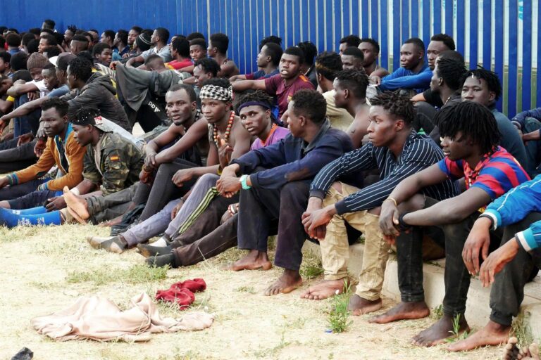 Más de trescientas personas intentan saltar la valla de Melilla