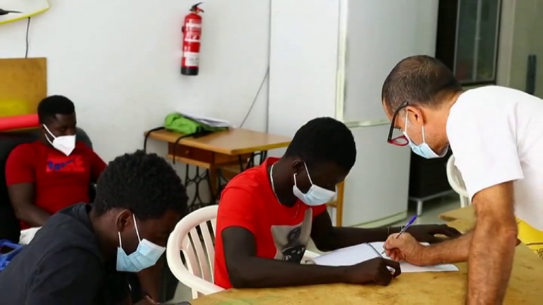 Clases de español para migrantes en el garaje de Tito