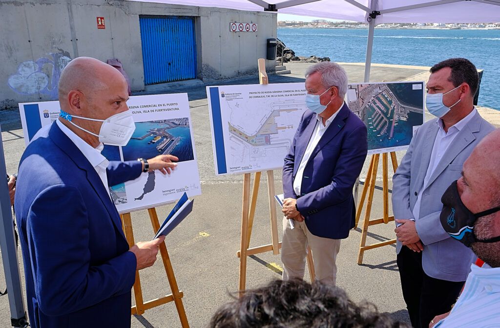 El consejero Sebastián Franquis ha visitado hoy las instalaciones portuarias para conocer los trabajos que se están realizando actualmente para ampliar los pantalanes y llegar hasta los 423 atraques