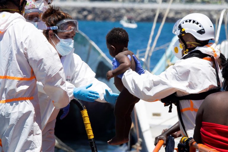 Marruecos intercepta cuatro pateras con unas 180 personas rumbo a Canarias