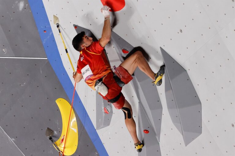 El español Alberto Ginés logra el primer oro olímpico en escalada