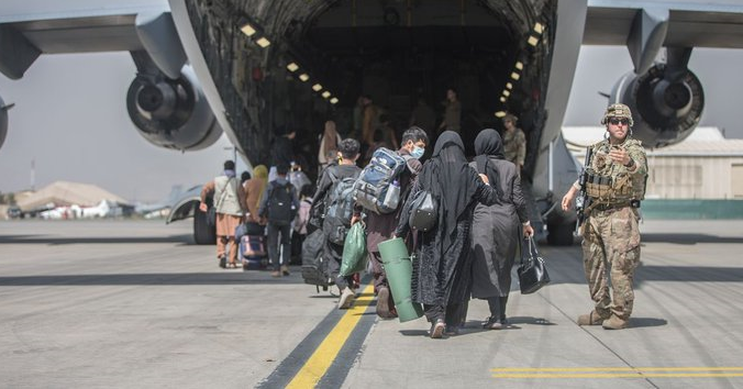 La cifra de evacuados desde Kabul desde la llegada de los talibanes se acerca ya a las 100.000 personas