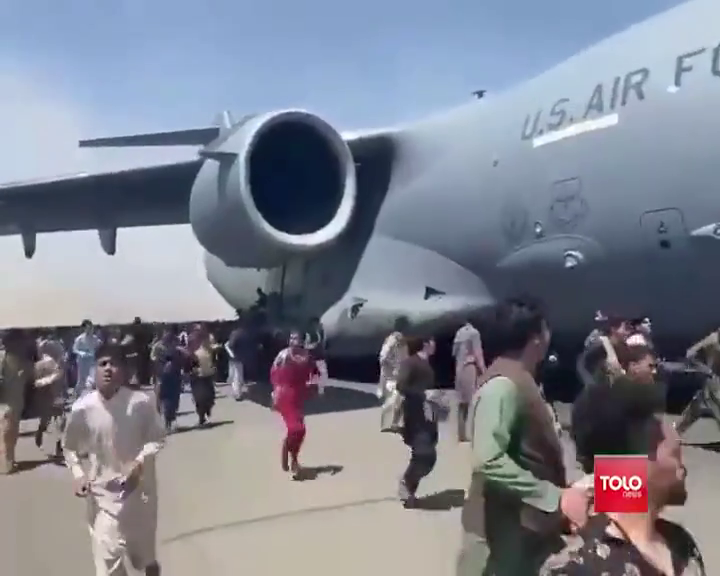 El caos se apodera del aeropuerto de Kabul, con intentos desesperados para salir