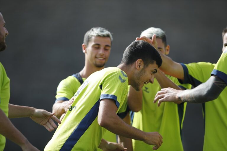 El delantero Ale García regresa al grupo tras superar la covid-19