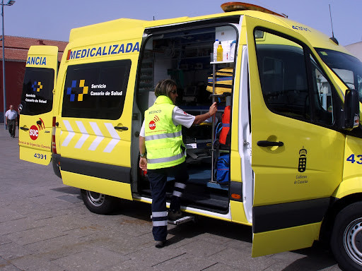 Un hombre herido grave tras caerle un muro de bloques cuando paseaba por Telde