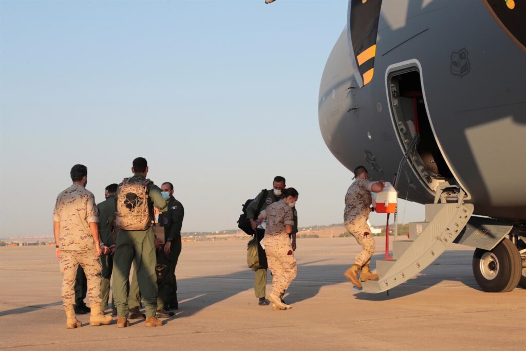 Medio centenar de evacuados de Afganistán llega esta madrugada a España