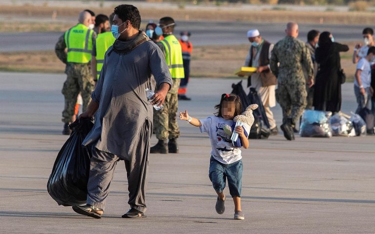 Los refugiados afganos buscan empezar una nueva vida desde Rota
