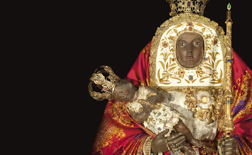 Los fieles se acercan a la Basílica de La Candelaria para celebrar su festividad